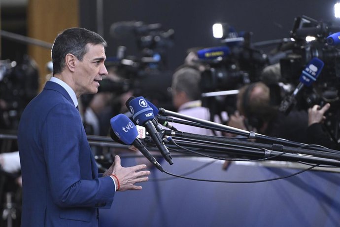 Archivo - Arquivo - O presidente do Governo, Pedro Sánchez, atende à imprensa ao chegar ao Parlamento Europeu, em 19 de março de 2026, em Bruxelas (Bélgica). Sánchez enfrenta o primeiro dia de trabalho com os Vinte e Sete desde o início da crise