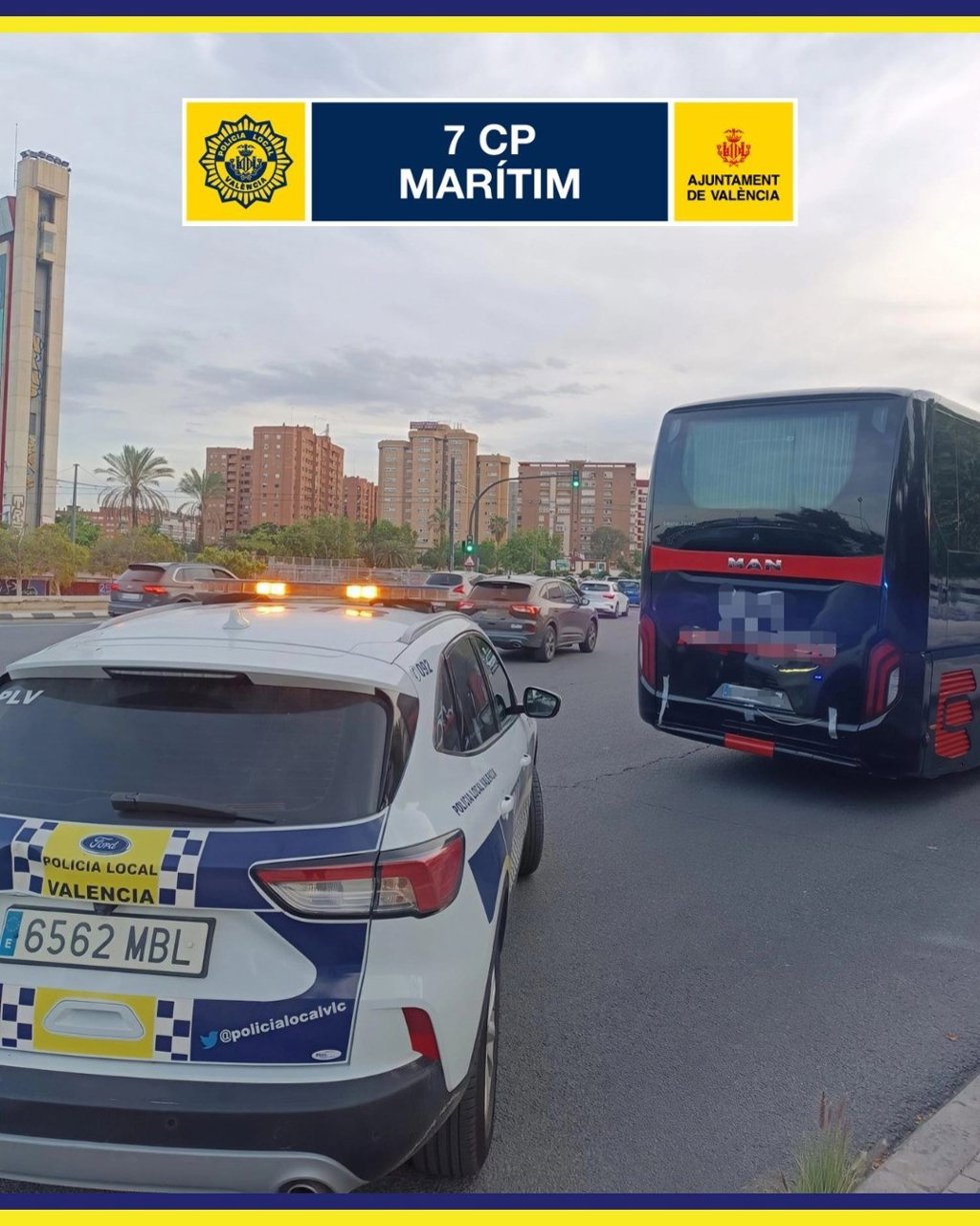 Autobús interceptado por la Policía Local