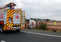 Un hombre rescatado al quedar atrapado en una colisión entre dos camiones en la A-4 en la Campana (Sevilla)