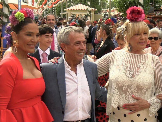 Archivo - El Turronero, posando con Raquel Bollo y Bárbara Rey en la fiesta que ha dado en la Feria de Abril este jueves