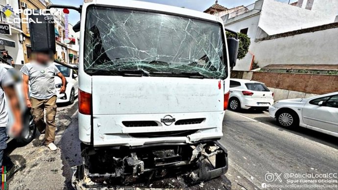 Accidente entre un camión y un autobús en Castilleja de la Cuesta (Sevilla)