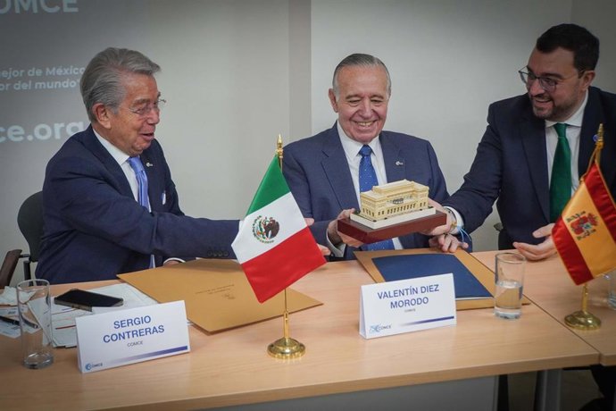 Adrián Barbón, a la derecha