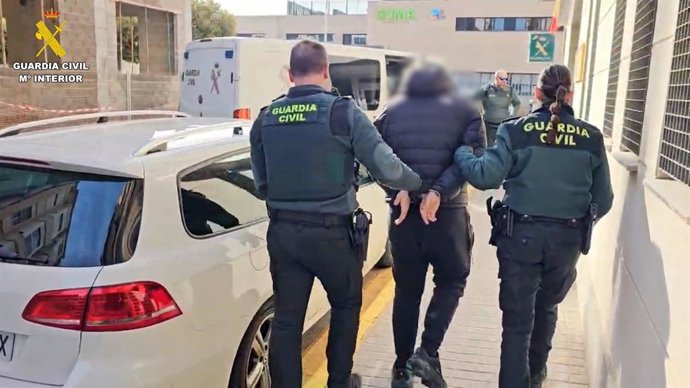 Uno de los detenidos en la operación