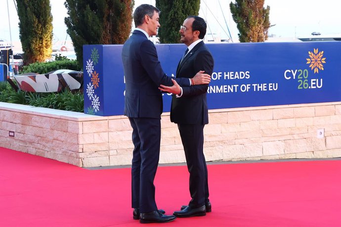 El presidente del Gobierno, Pedro Sánchez (i), es recibido por el presidente de la República de Chipre, Níkos Khristodoulídis (d), durante la Reunión informal de líderes de la Unión Europea, a 23 de abril de 2026, en Nicosia (Chipre).