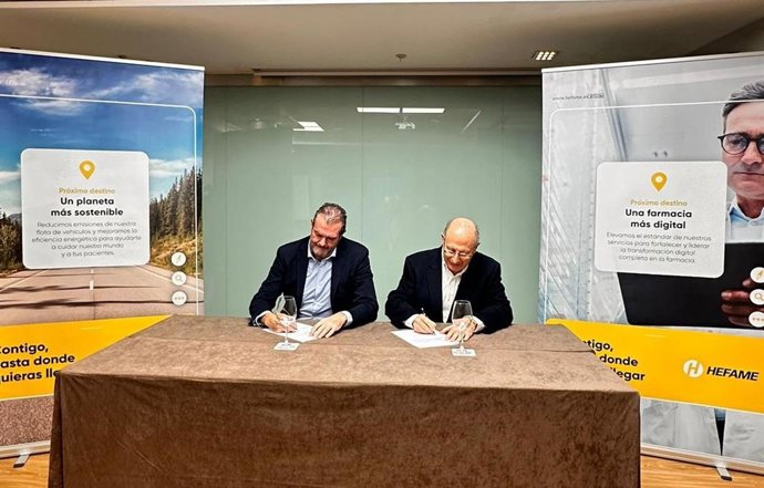 El presidente de Hefame, Enrique Ayuso, y el presidente de SEFIT, Salvador Cañigueral,suscriben el convenio