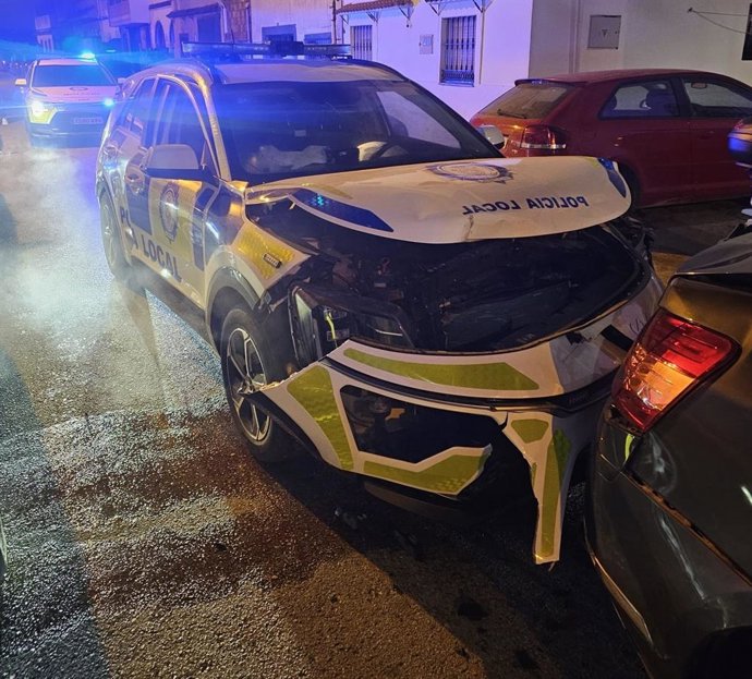 Vehículo de la Policía Local de Algeciras dañado tras ser embestido por un sospechoso por tráfico de drogas