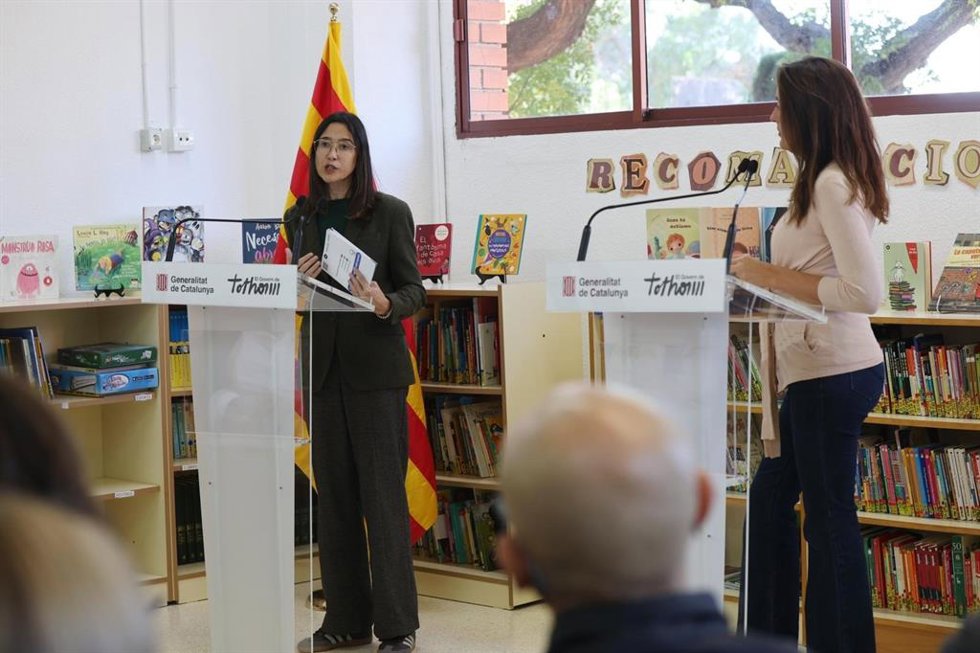 Archivo - La consellera de Interior y Seguridad Pública de la Generalitat, Núria Parlon, y la de Educación y Formación Profesional, Esther Niubó, en una imagen de archivo