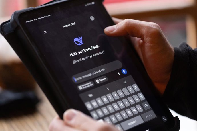 Archivo - Arquivo - Uma pessoa testa o assistente DeepSeek, em 29 de janeiro de 2025, em Madri (Espanha). O assistente DeepSeek chegou à App Store no último dia 11 de janeiro e subiu até ocupar o primeiro lugar na loja da Apple nos Estados Unidos, à frent