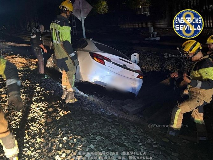 Un coche cae a las vías del tren en Sevilla