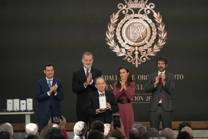 Archivo - El Rey Felipe VI y la Reina Letizia entregan la medalla al jurista galardonado Rodrigo Bercovitz Rodríguez-Cano. A 27 de noviembre de 2024, en Sevilla, Andalucía (España). Sus Majestades los Reyes han presidido en Sevilla el acto de entrega de l