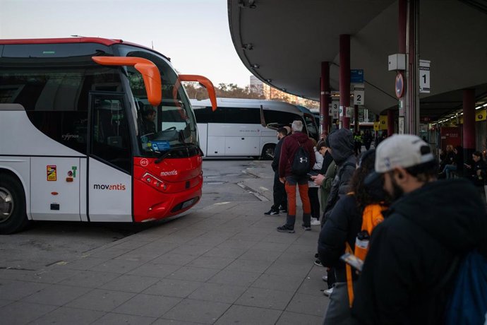 Archivo - Varias personas esperan para coger un autobús en la Estación de Fabra i Puig, a 23 de enero de 2026, en Barcelona