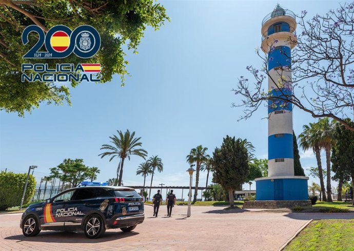 Coche de la Policía Nacional en el núcleo de Torre del Mar en Vélez-Málaga.