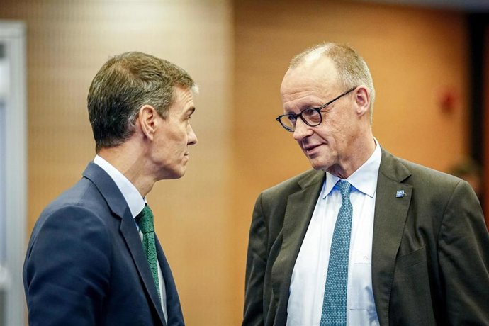 El canciller aleman, Friedrich Merz, charla con el presidente del Gobierno, Pedro Sánchez, antes del arranque del Consejo Europeo informal que se celebra en Nicosia.