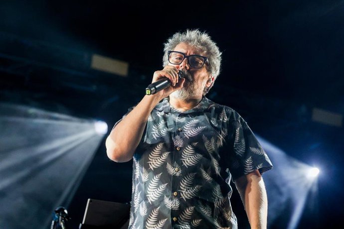 Archivo - El cantante Iván Ferreiro durante una actuación.