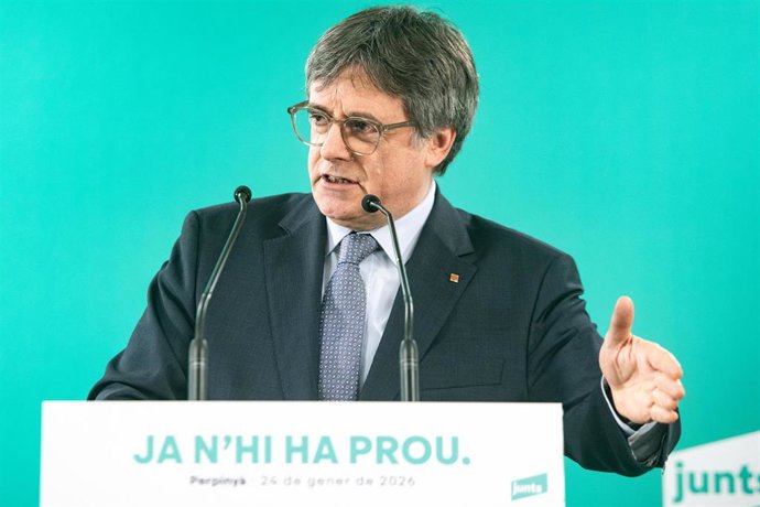 Archivo - El presidente de Junts per Catalunya, Carles Puigdemont, en declaraciones a los medios, a 24 de enero de 2026, en Perpiñán (Francia)