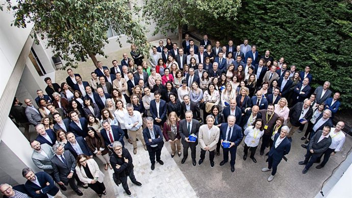 Imagen de familia de empresarios valencianos en el Encuentro Empresas con Valor de Casa Caridad