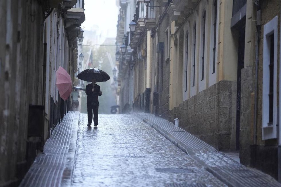 Archivo - Transeuntes bajo sus paraguas durante la intensa lluvia. A 11 de octubre de 2024, en Cádiz (Andalucía, España). 