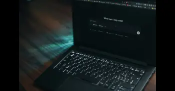 ChatGPT, Gemini y Copilot construyen narrativas reputacionales distintas sobre las compañías del IBEX 35, según informe