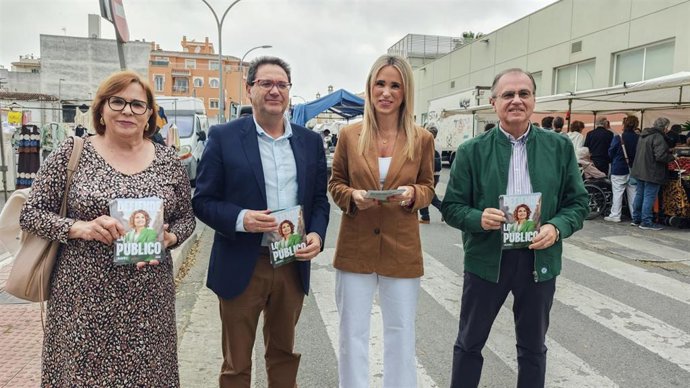 La secretaria de Educación del PSOE-A, Patricia Alba, y el secretario general del PSOE de Rincón de la Victoria, Antonio Sánchez, en un reparto.
