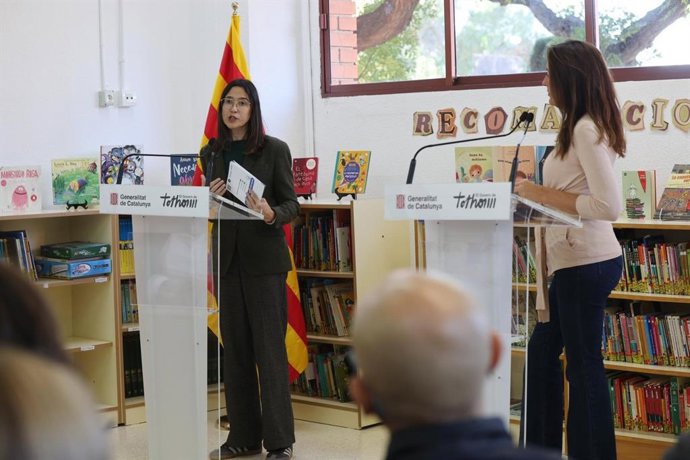 Archivo - La consellera d'Interior i Seguretat Pública de la Generalitat, Núria Parlon, i la d'Educació i Formació Professional, Esther Niubó, en una imatge d'arxiu