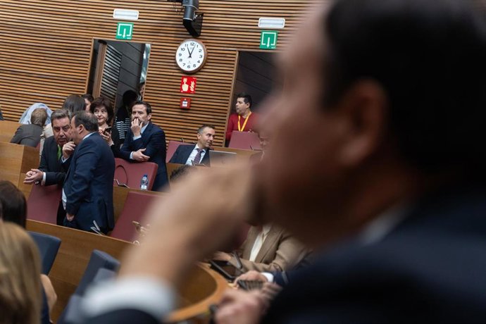 Archivo - El síndic de Vox, José María Llanos (i), durante el debate de investidura de Juanfran Pérez Llorca como nuevo president de la Generalitat, en Les Corts Valencianes, a 27 de noviembre de 2025, en Valencia