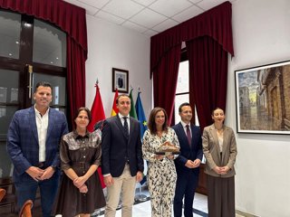 La consejera de Fomento, Articulación del Territorio y Vivienda, Rocío Díaz, realiza una visita institucional al Ayuntamiento de Vera (Almería), junto al alcalde, Alfonso García Ramos.