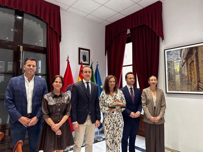 La consejera de Fomento, Articulación del Territorio y Vivienda, Rocío Díaz, realiza una visita institucional al Ayuntamiento de Vera (Almería), junto al alcalde, Alfonso García Ramos.