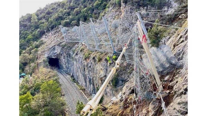 Barreras dinámicas instaladas en otra vertiente de la línea Lleida-La Pobla.
