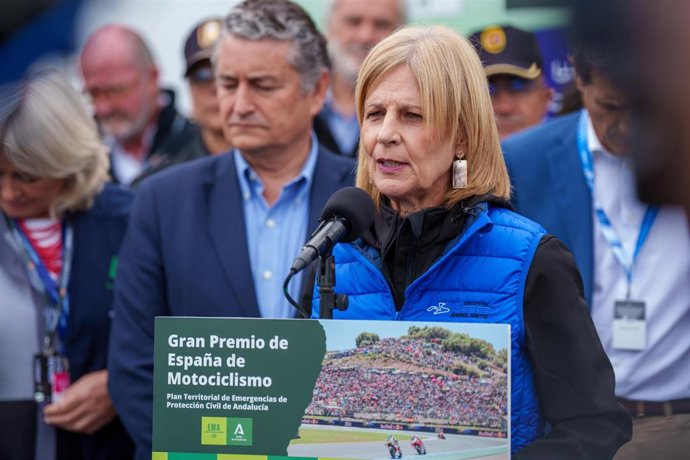 La alcaldesa de Jerez de la Frontera, María José García-Pelayo, atiende a los medios tras visitar las instalaciones del PMA del Gran Premio de Motos de Jerez. A 24 de abril de 2026 en Jerez de la Frontera, Cádiz (Andalucía, España). 