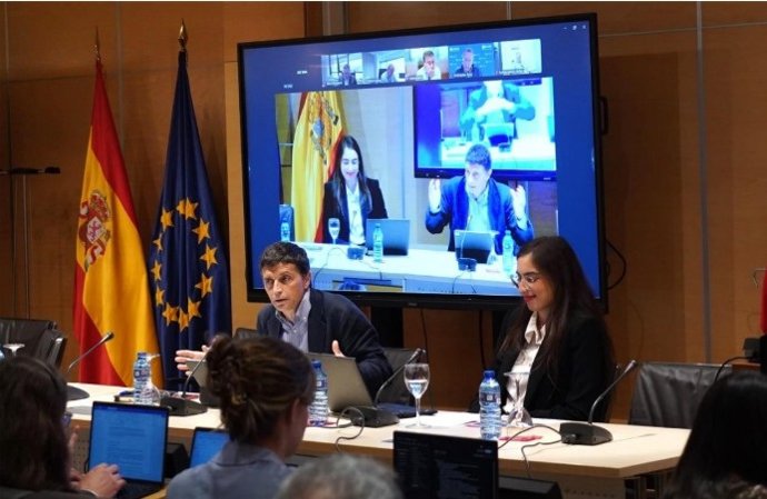 El secretario de Estado de la Seguridad Social y Pensiones, Borja Suárez, en la apertura de la jornada acompañado de la representante de la Comisión Europea, Elisa Gómez