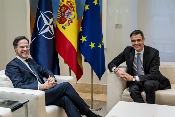 Archivo - El presidente del Gobierno, Pedro Sánchez (d), y el secretario general de la OTAN, Mark Rutte (i), durante una reunión, en el Complejo de la Moncloa, a 27 de enero de 2025, en Madrid (España).Rutte se reúne por primera vez con Sánchez  en España