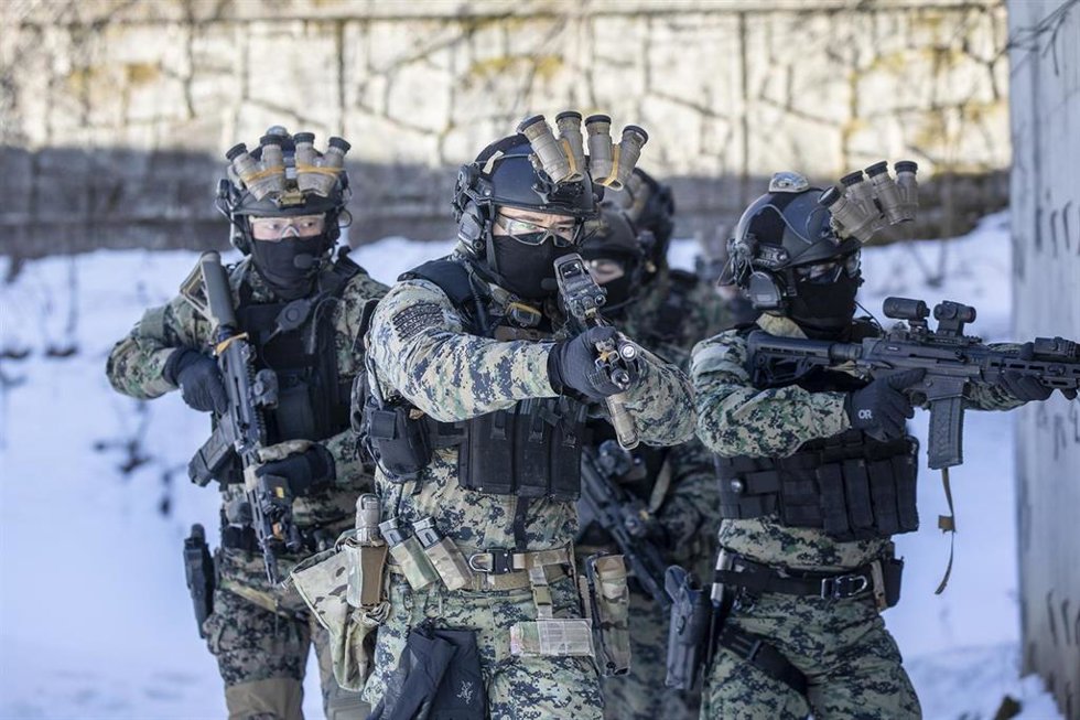 Archivo - Miembros de la Fuerza de Guerra Especial de la República de Corea participan en unas maniobras de invierno en el campo de entrenamiento en Pyeongchang, en Corea del Sur.