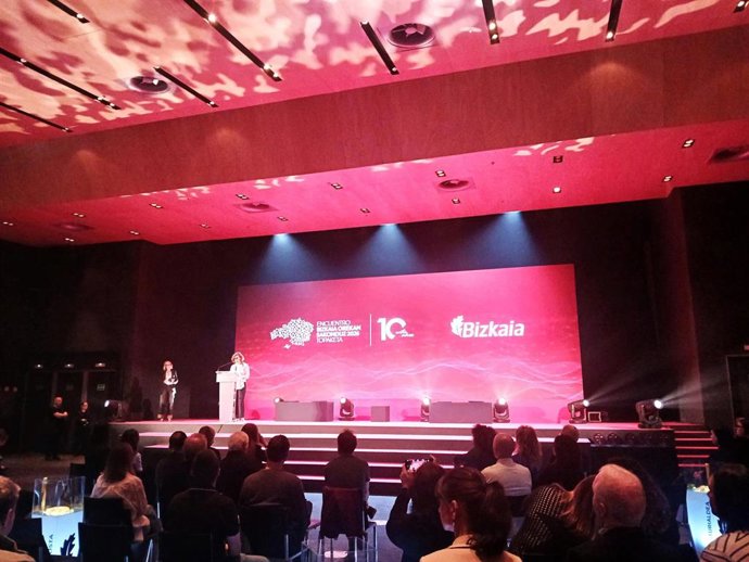 Encuentro en el BEC, en Barakaldo, con motivo del décimo aniversario de la red Bizkaia Orekan Sakonduz,