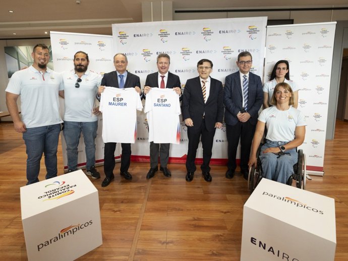 Foto de familia tras la firma del acuerdo de colaboración entre ENAIRE y el Comité Paralímpico Español