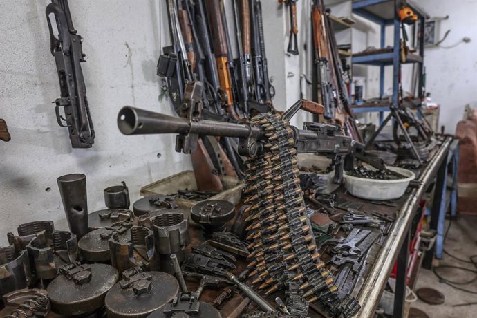 Archivo - January 22, 2026, Erbil, Kurdistan Region, Iraq: A legacy of defense passed down to the next generation. 75-year-old Peshmerga veteran Wasta Ibrahim Husin (Right) stands with his son Omar inside their volunteer armory in Kore  With a service rec
