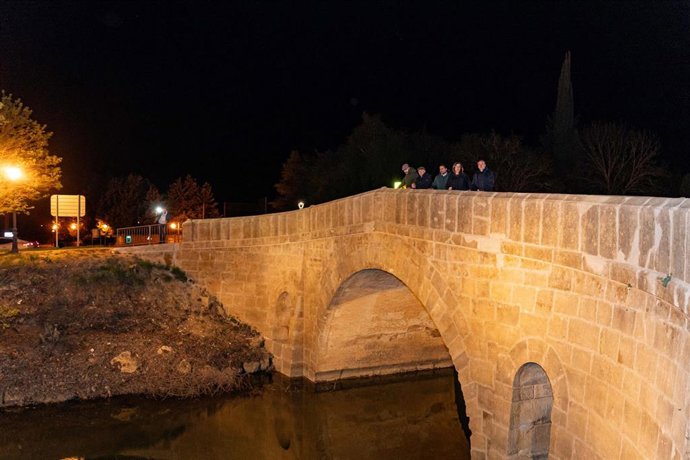 Nueva iluminación ornamental del puente de Becerril (Palencia).