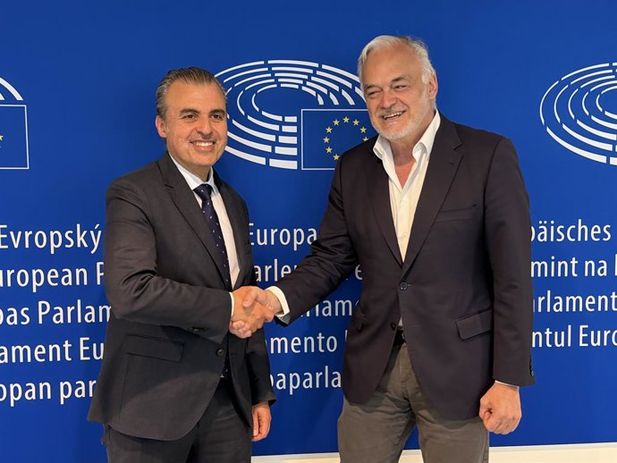 Reunión entre el conseller de Educación y Universidades, Antoni Vera, y el vicepresidente del Parlamento Europeo, Esteban González Pons.