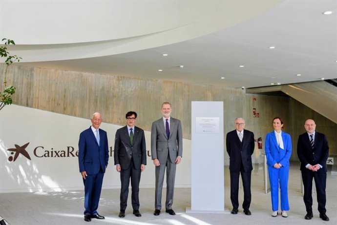 El Rey Felipe VI, el presidente de la Generalitat, Salvador Illa, la ministra de Sanidad, Mónica García, el delegado del Gobierno, Carlos Prieto, el presidente de la Fundación La Caixa, Isidre Fainé, y el expresidente de Portugal, Marcelo Rebelo de Sousa