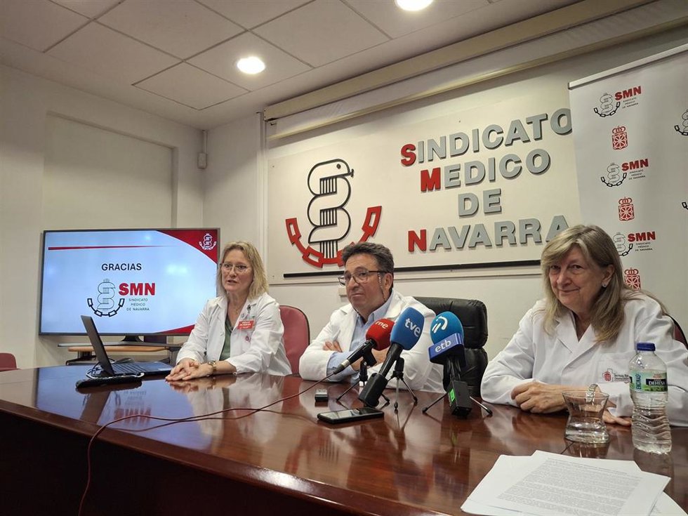 (I-D) Rosa Alás, Vicepresidenta De Extrahospitalaria Del Sindicato Médico De Navarra, José Ramón Sanchiz, Presidente Del Sindicato, Y Concha Goñi, Vicepresidenta De Atención Hospitalaria.