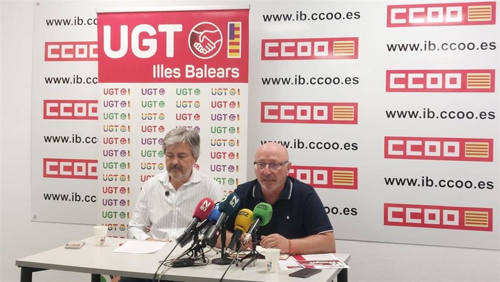 Los secretarios generales de UGT, Pedro Homar, y de CCOO, José Luis García, en la rueda de prensa de presentación de la manifestación del 1 de Mayo.