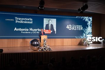 Entrega del Premio Aster a la trayectoria profesional a Antonio Huertas, presidente de Mapfre.