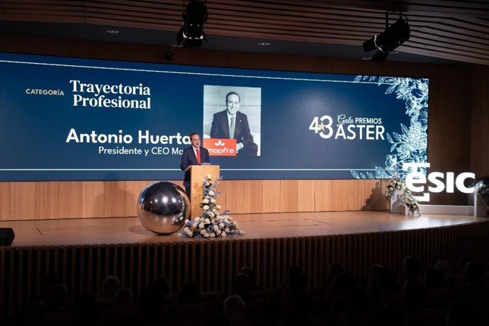Entrega del Premio Aster a la trayectoria profesional a Antonio Huertas, presidente de Mapfre.