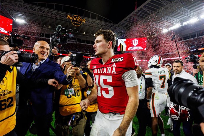 Archivo - Fernando Mendoza tras ganar el título universitario con Indiana 