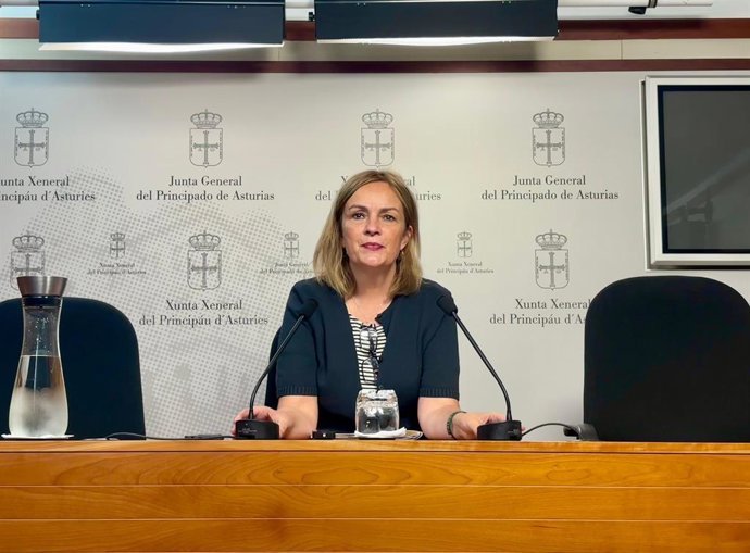 Archivo - La diputada y portavoz de Somos Asturies, Covadonga Tomé en una rueda de prensa en la Junta General a 20/10/2025.