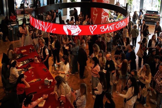 Celebración de Sant Jordi en Casa Cupra Raval