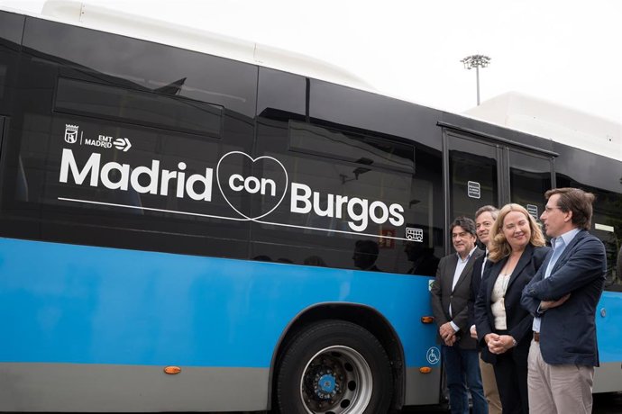 El alcalde de Madrid, José Luis Martínez-Almeida (d), acompañado del delegado de Urbanismo, Medio Ambiente y Movilidad, Borja Carabante (i), recibe a la alcaldesa de Burgos, Cristina Ayala, en el Centro de Operaciones de Sanchinarro de EMT Madrid