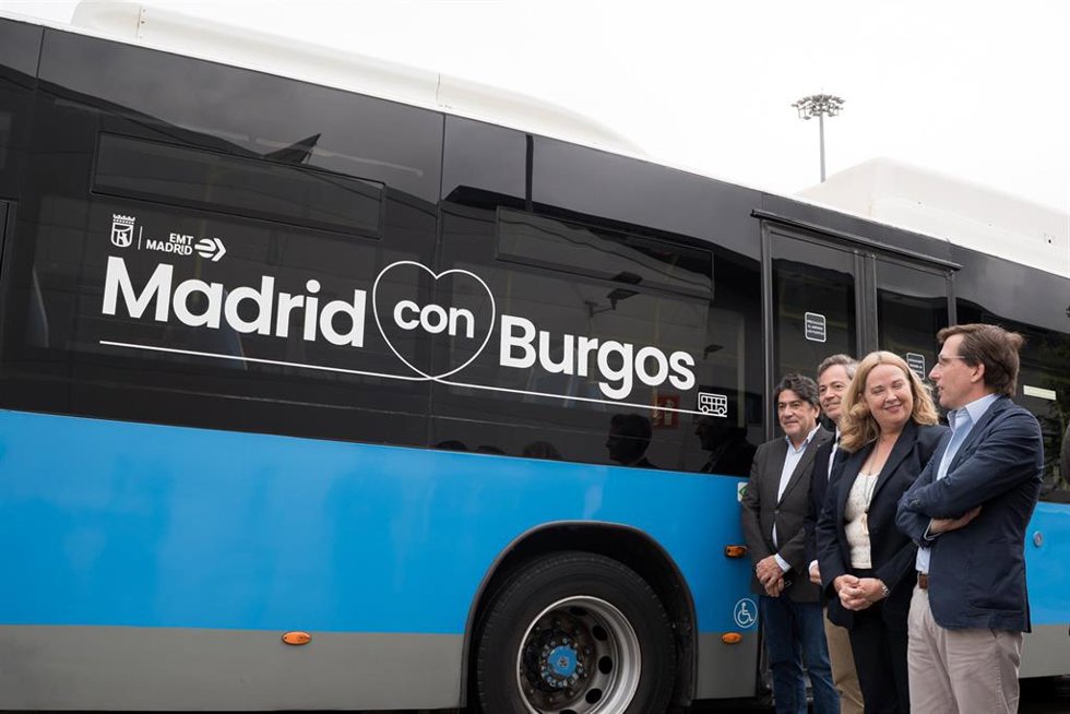 El alcalde de Madrid, José Luis Martínez-Almeida (d), acompañado del delegado de Urbanismo, Medio Ambiente y Movilidad, Borja Carabante (i), recibe a la alcaldesa de Burgos, Cristina Ayala, en el Centro de Operaciones de Sanchinarro de EMT Madrid