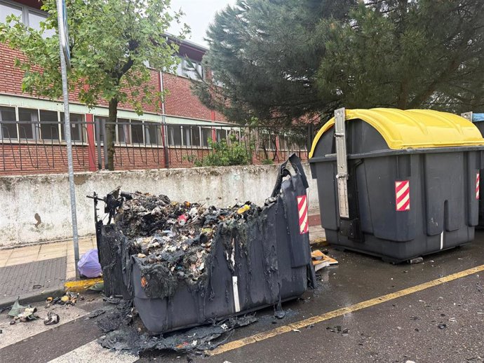 Contenedor de residuos orgánicos que ha ardido durante la madrugada en la carretera Alfageme con la calle Eduardo G. Pastrana, en San Andrés del Rabanedo (León).