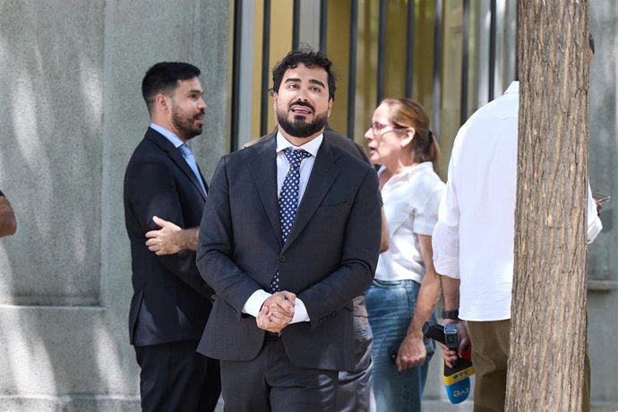 Archivo - El líder de Se Acabó La Fiesta (SALF) y eurodiputado, Luis 'Alvise' Pérez, al salir de declarar en el Tribunal Supremo, a 11 de julio de 2025, en Madrid (España). 