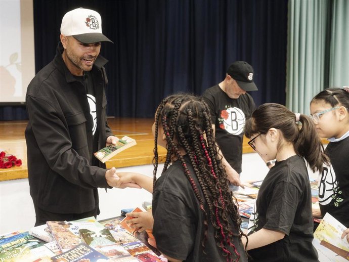 El entrenador de los Brooklyn Nets, Jordi Fernández, vuelve a llevar la magia de Sant Jordi a Nueva York
